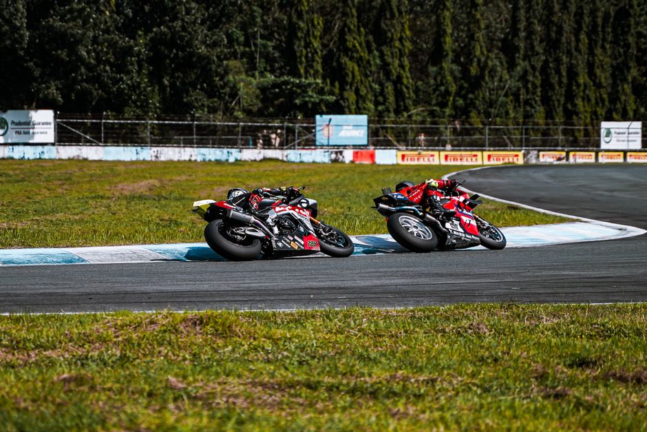 Pit lane WorldSBK, detail kokpit, reaksi tim
