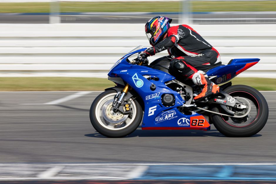 Pit lane activity, Yamaha team reaction, cockpit detail