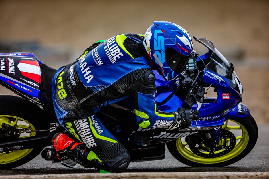 Detailed motorsport photo prompt untuk WorldSBK — describe racing action, dynamic angle, 2026 season