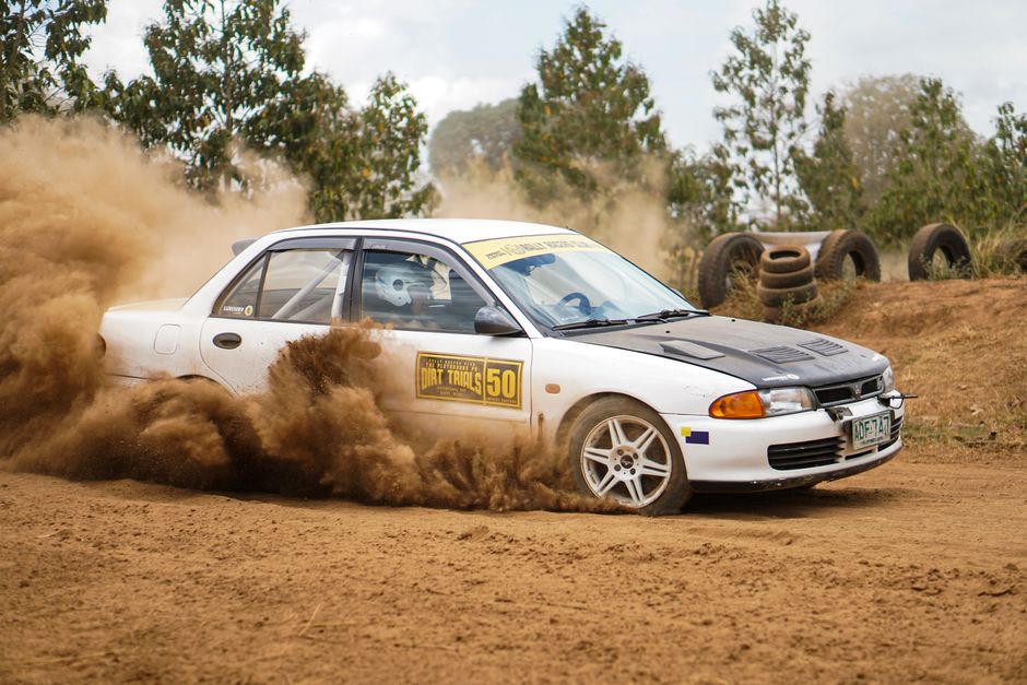 Thierry Neuville dan Ott Tanak bertarung di lintasan berbatu Rally Kenya, sudut dinamis, aksinya tahun 2026