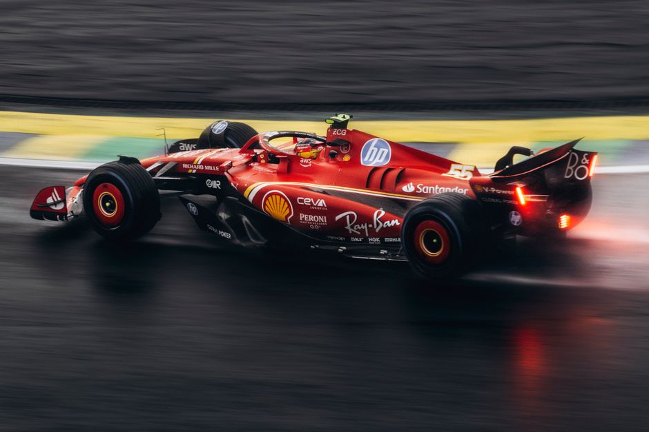 Verstappen di lintasan Silverstone, kecepatan tinggi, sudut dinamis, musim 2026